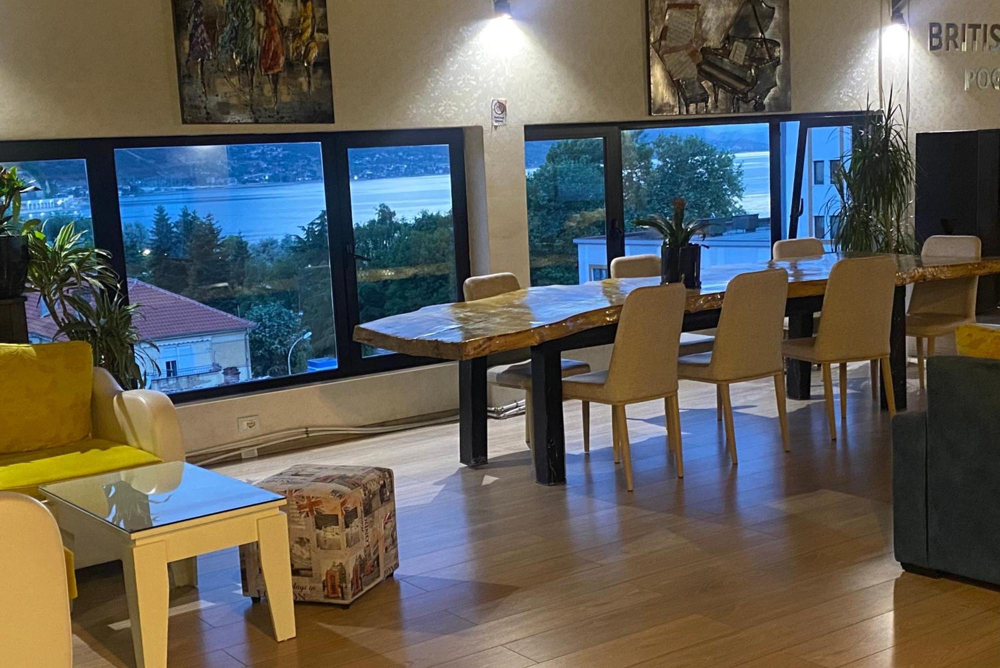 British Hotel 포그라데츠 외부 사진